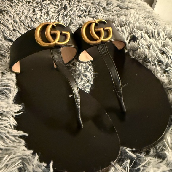Gucci Black Leather Sandals with Gold Emblem - Picture 10 of 16
